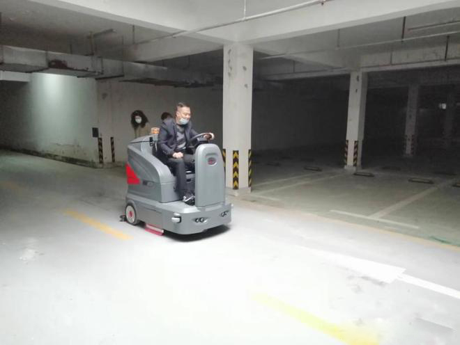 南岸小区物业保洁不用人力改用驾驶式洗地机了